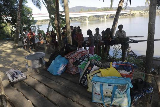 Local people are displaced by the fighting in Myomachaung village in Buthidaung Tsp. (Photo-Kyi Naing)
