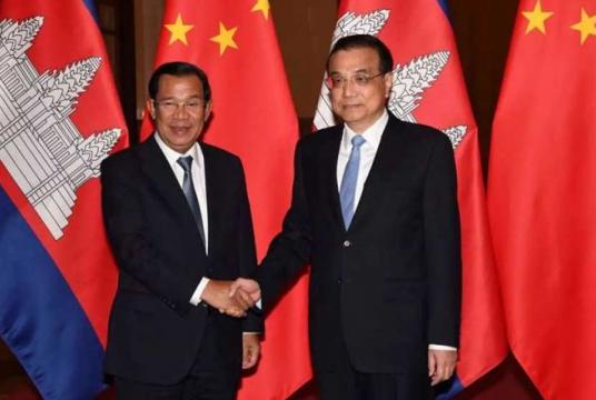 During bilateral talks last year in Beijing, China, Prime Minister Hun Sen (left) and his Chinese counterpart Li Keqiang greenlighted a feasibility study on a potential free trade agreement. HUN SEN’S FACEBOOK PAGE