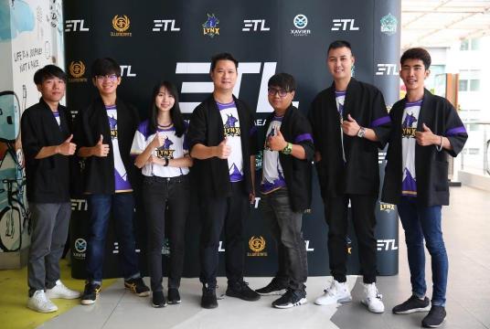 Chrisada Chiaravanond, centre, joins with e-sport players at yesterday's press briefing as they prepare for the launch of an e-sport competition in Bangkok./The Nation
