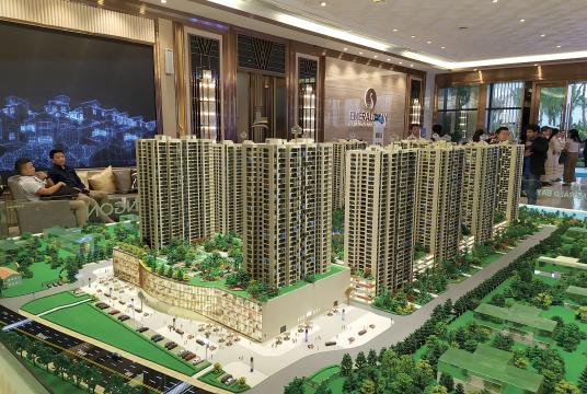 The photo shows a scale model of Emerald Bay High-Class Condominium near Shukhintha ring road in Thakayta Township. 