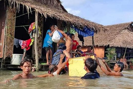 Donors distributing food to flood victims in Mawlamyine Township in early August. 
