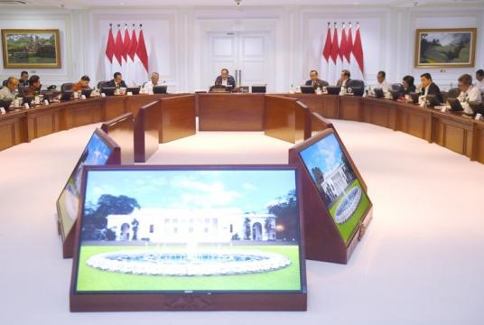 President Joko “Jokowi” Widodo (center, far rear) and Cabinet ministers review several designs for the new Indonesian capital in East Kalimantan during a meeting at the Presidential Office in Jakarta on Dec. 20, 2019. (Antara/Akbar Nugroho Gumay)
