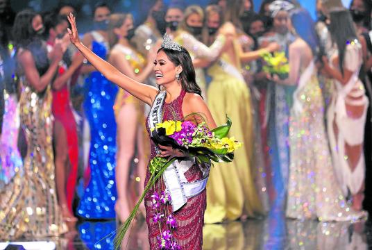 HOLLYWOOD, FLORIDA – MAY 16: Miss Mexico Andrea Meza is crowned Miss Universe 2021 onstage at the Miss Universe 2021 Pageant at Seminole Hard Rock Hotel & Casino on May 16, 2021 in Hollywood, Florida. Rodrigo Varela/Getty Images/AFP   Read more: https://lifestyle.inquirer.net/383106/mexico-wins-miss-u-title-but-myanmar-steals-show/#ixzz6vBBRgrx2 Follow us: @inquirerdotnet on Twitter | inquirerdotnet on Facebook