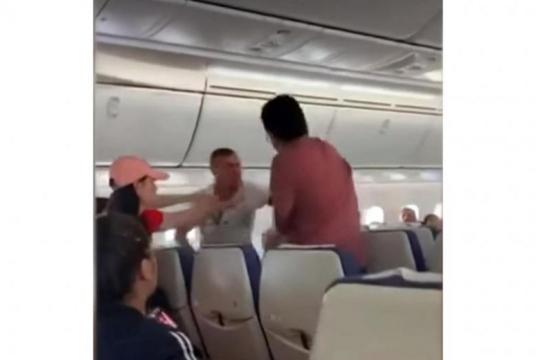 Scoot said that an Australian man on board punched another passenger, causing crew members and other passengers to step in to break up the fight. PHOTO: SCREENGRAB FROM FACEBOOK/7 NEWS