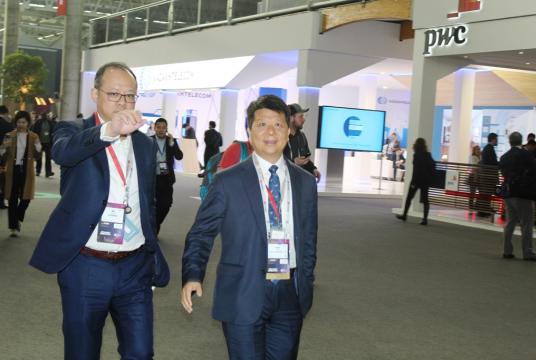Guo Ping, rotating chairman of Huawei Technologies Co (right), after delivering a keynote speech at the Mobile World Congress 2019 in Barcelona, Spain on February 26 (Photo- Khine Kyaw, Myanmar Eleven)