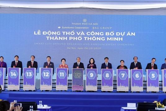 Prime Minister Nguyễn Xuân Phúc and delegates at the ground-breaking ceremony of Hà Nội's first smart city in Đông Anh District. — VNA/VNS Photo Thống Nhất