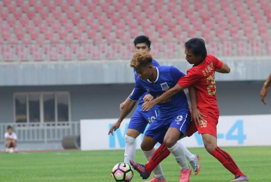 Hanthawady (red) and Yadanabon (blue) vie for the ball in a match of Myanmar National League. (GNLM)