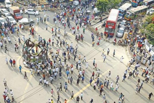 Vehicles stuck as hawkers block Gulistan’s Zero Point yesterday, demanding permission to set up shops on pavements in Gulistan and Paltan. Their agitation caused many to suffer in traffic jams in downtown Dhaka on the first day of Ramadan. Photo: Star