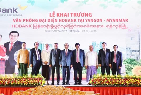 Prime Minister Nguyễn Xuân Phúc and high ranking officials from Việt Nam and Myanmar at the inauguration of HDBank’s representative office in Myanmar on December 18. — Photo courtesy of HDBank