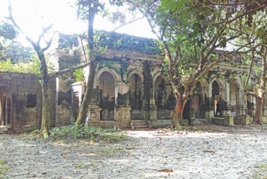 The worn-out Hemnagar Zamindar Bari in Tangail's Gopalpur upazila. The photo of the century-old structure was taken recently. Photo: Mirza Shakil