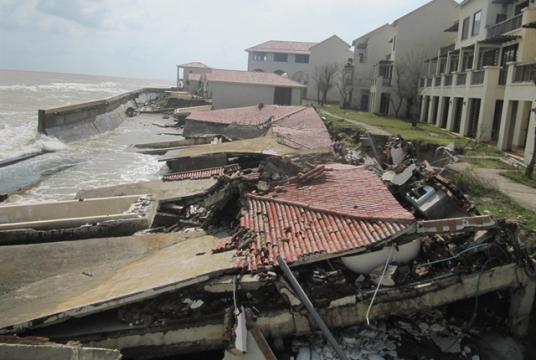 A beach resort on Cua Dai beach is damaged by erosion.  VNS Photo Công Thành