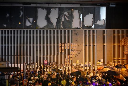 Protesters attempting to break into a government complex in Hong Kong on Sept 28, 2018. ST PHOTO: CHONG JUN LIANG