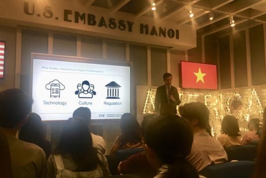 Daniel Castro talks about how governments can manage the risks of digitalisation without hindering innovation at the US Embassy in Hà Nội on October 8. — VNS Photo Thu Vân 