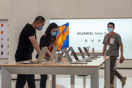 The global flagship store of Huawei Technologies Co in Shanghai. [Photo by Wang Gang/ For China Daily] 