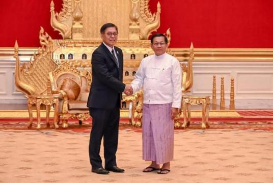 Thai Foreign Minister shakes hands with Myanmar President U Min Aung Hlaing during the minister’s visit to Nay Pyi Taw on 22 April. (Bangkok Post)