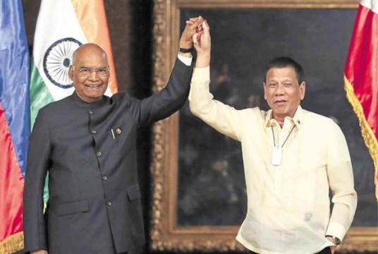 FOR MORE COOPERATION Indian President Ram Nath Kovind and President Duterte pose during the exchange of agreements at Malacañang Palace on Friday. Kovind is in Manila for a five-day state visit to mark the 70th anniversary of India-Philippines diplomatic relations.—JOAN BONDOC  
