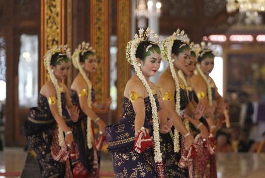 Sacred dance: 'Bedaya Ketawang' is usually staged for 30 minutes or an hour during the coronation anniversary of Paku Buwono XIII at Surakarta Palace in Central Java. (JP/Ganug Nugroho Adi)