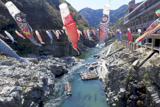 Carp streamers are strung up between cliffs in Oboke Gorge, Tokushima Prefecture./The Yomiuri Shimbun Photo