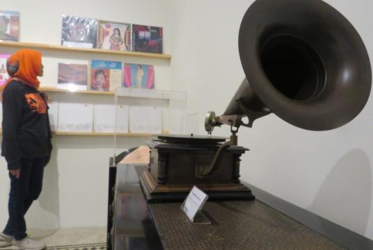 An old gramophone is among the items exhibited at the House of Sampoerna. (JP/Nedi Putra AW)