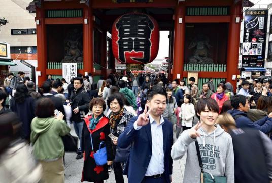 Tourists swarm in front of the Kaminari-mon gate in the Asakusa district of Tokyo on the first day of the 10-day Golden Week holiday on Saturday./The Yomiuri Shimbun  Photo