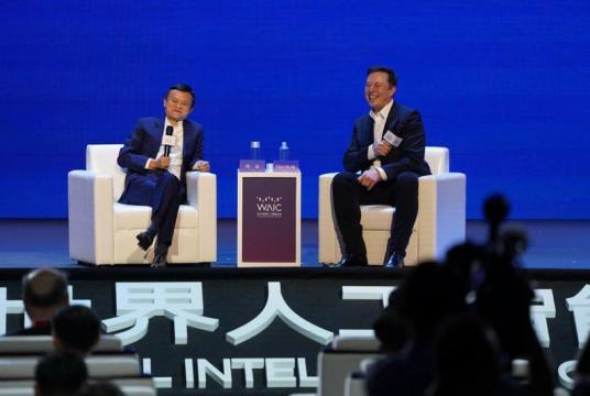 Alibaba founder Jack Ma, left, and Tesla CEO Elon Musk speak at the World AI Conference in Shanghai, Aug 29, 2019. (GAO ERQIANG  / CHINA DAILY)