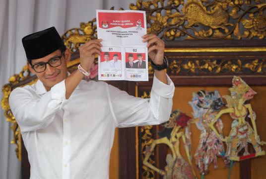 Then vice-presidential candidate Sandiaga Uno shows his ballot before voting on April 17, 2019. (Antara/Dhemas Reviyanto)