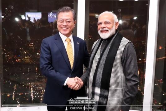 President Moon Jae-in with his Indian counterpart Narendra Modi at Lotte World Tower in February 2019. (Cheong Wa Dae)