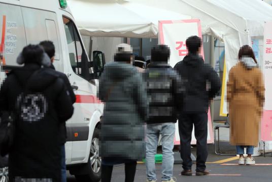 Citizens line up to undergo COVID-19 tests on Monday. (Yonhap)