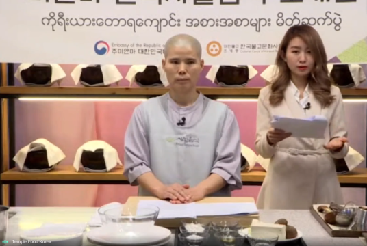 The head monk Yeo Gu speaks to the audience. 
