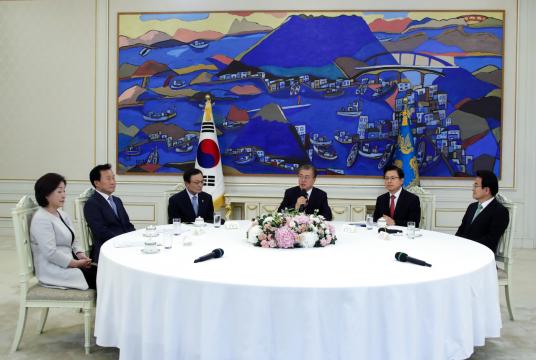 President Moon Jae-in speaks at the meeting with leaders of political parties – Rep. Sim Sang-jeung of the Justice Party (left), Bareunmirae Party’s Sohn Hak-kyu (second from left), Rep. Lee Hae-chan of the ruling Democratic Party (third from left), Liberty Korea Party’s Hwang Kyo-ahn (second from right) and Rep. Chung Dong-young of Party for Democracy and Peace (right). Yonhap (The Korea Herald/ANN)
