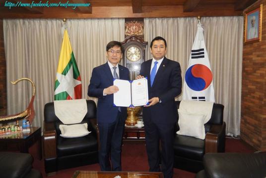 Officials from ROK hand over Covid-19 testing equipment to Myanmar (Photo-MOFA)