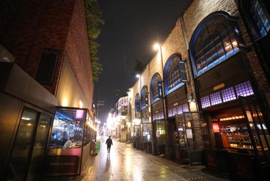 A street in Itaewon appears empty on Friday, following reports of cases linked to nightclubs in the district. (Yonhap)