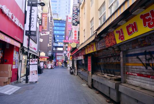 Many shops are closed with few shoppers walking around in Myeong-dong on Jan. 6. (Park Hyun-koo/The Korea Herald)