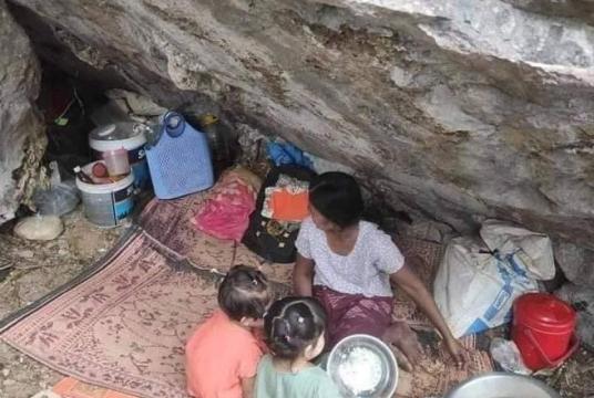 Photo shows a family taking refuge in a cave after fleeing fighting in Kyaikmaraw. (Photo-CJ)