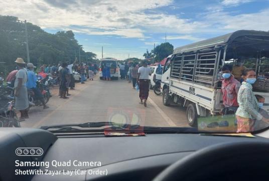 People are trapped between Pantaing gate in a border on Ayeyawady and Yangon Regions (Photo-Zayar Lay)