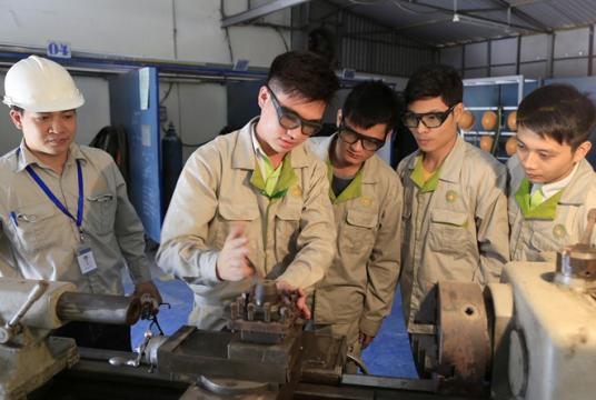 Students learn mechanics at Bạch Đằng Job Training Centre in Hà Nội. Việt Nam wants to promote employment services which are at the intersection of two networks of information – the one on job applicants and the one on job vacancies. — VNS Photo Việt Thanh
