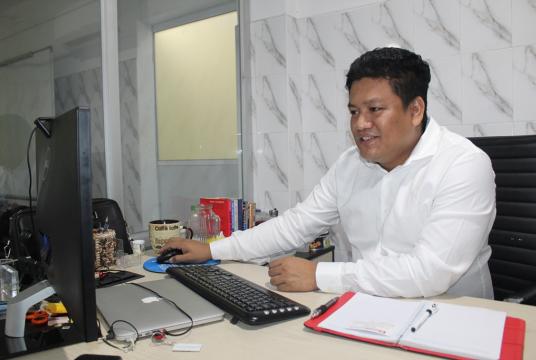 Lin Htet Aung, founder and chief executive of YangonNet Technologies Solutions Co, at his office in Yangon (Photo- Khine Kyaw, Myanmar Eleven)