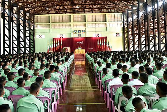 Senior General Min Aung Hlaing meets coaches, trainees and officers in Bahtoo Station in Mandalay. 