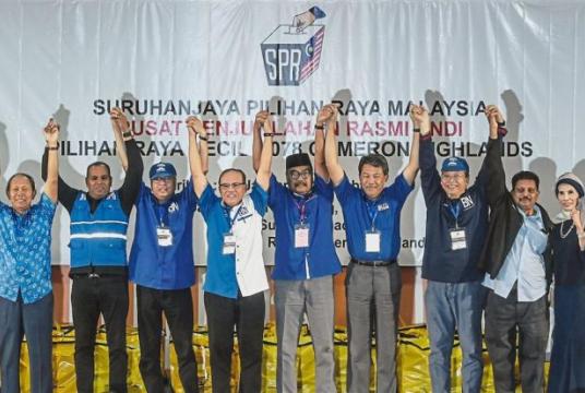 Ramli (centre) flanked by Mohamad (fourth from right) and Pahang Mentri Besar Datuk Seri Wan Rosdy Wan Ismail after the official by-election results were announced in Cameron Highlands. — Bernama