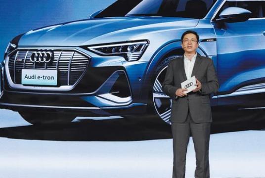 Sun Huibin, executive vice-president of FAW-Volkswagen's Audi sales division, introduces the e-tron at a launch event earlier this month. (PHOTO / CHINA DAILY)