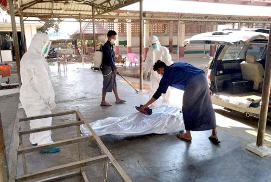 Caption: Preparation was made to send the dead body of a man died with COVID-19. (Photo- Parahita Min Khaung philanthropic association)