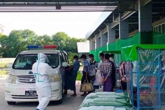 Caption: COVID-19 positive patients from Mandalar Thiri quarantine center were being transferred to 300 Bed hospital on Nov. 9 (Photo-Same Heart brothers Charity Group)