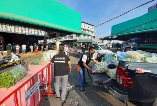 Caption: AAC group arranging to distribute food to Myanmar migrant workers working in Maharchaing seafood market in locked down area (Photo- Ye Min AAC)