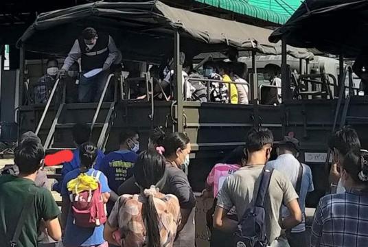 COVID-19 patients are being sent to temporary hospitals by Thai army vehicles (Photo-Ye Min (AAC))