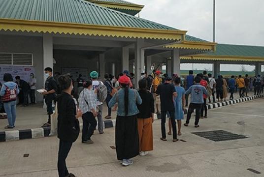 Returnees from Thailand wait in line at Myawady for health checks on May 23 