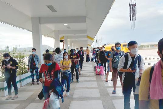 Myanmar migrants returning from Thailand seen on Myawady Friendship Bridge