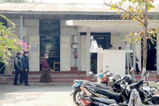 Caption: Myawaddy Min Gyi Monastery Sayadaw appeared at the court after being defrocked
