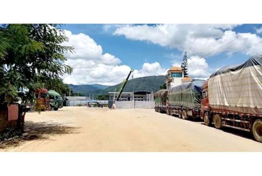 Caption: Kyinsankyawt gate, one of Myanmar-Chinese border gates, seen closed by Chinese