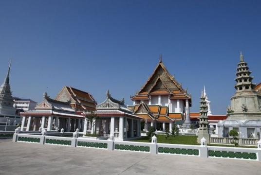 Wat Kanlayanamit Woramahawihan is home to a huge statue of Phra Buddha Trai Rattanayok created during the reign of King Rama III.
