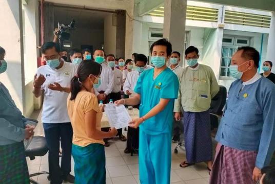 Officials issue health certificates to returnees  